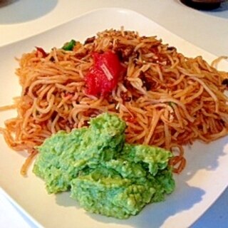 スパイスとアボカドのカリビアントマト焼きそば